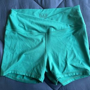 Fleo V waist shorts
